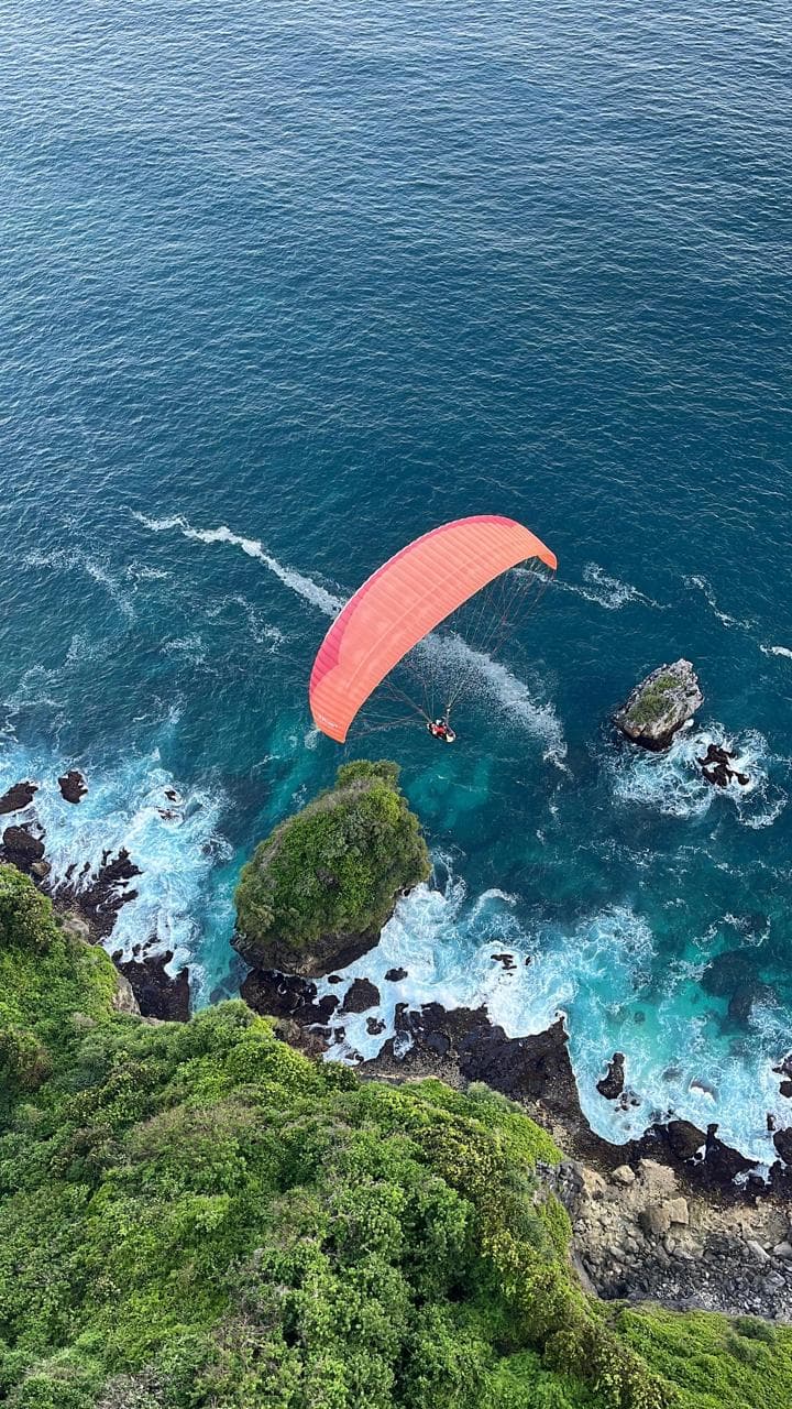 Uluwatu paraglider ocean view